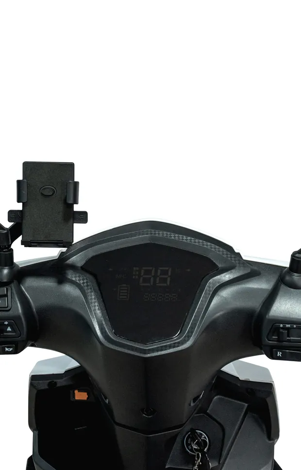 Painel digital da moto com suporte de celular no guidão