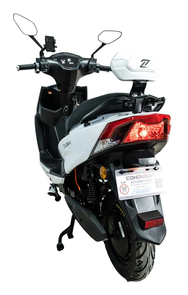 Traseira da moto com lanterna de LED acesa e bagageiro